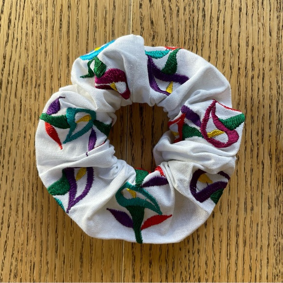 Scrunchie Embroidered - NEW - Picture 1 of 3